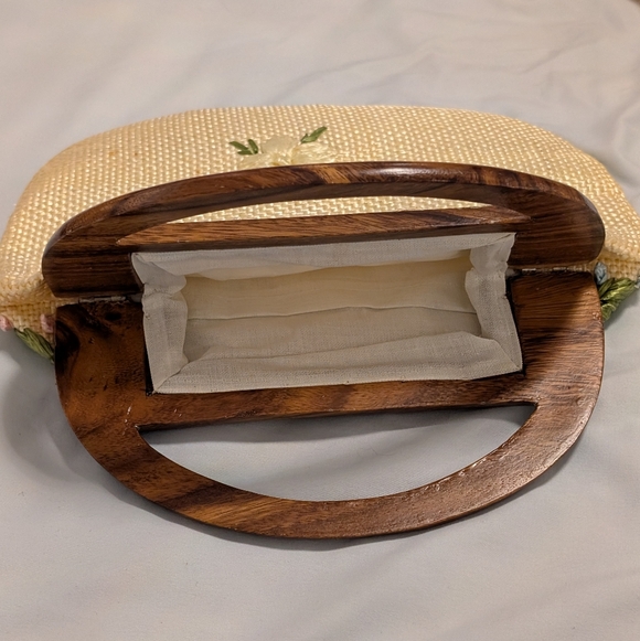 Vintage 1960s Hawaiian Raffia Floral Handbag — Wooden Handle — Hand-Embroidered - Picture 7 of 14